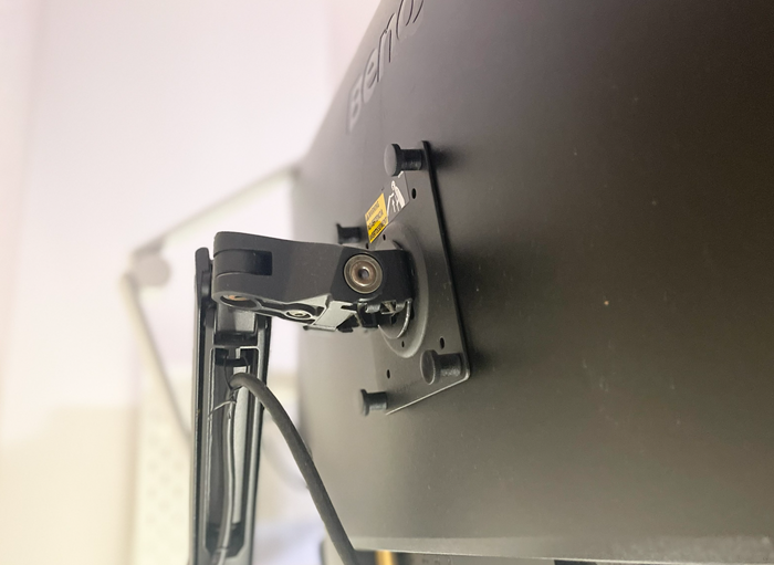 使用しているエルゴトロンのモニターアームの設置状況を写真で確認。