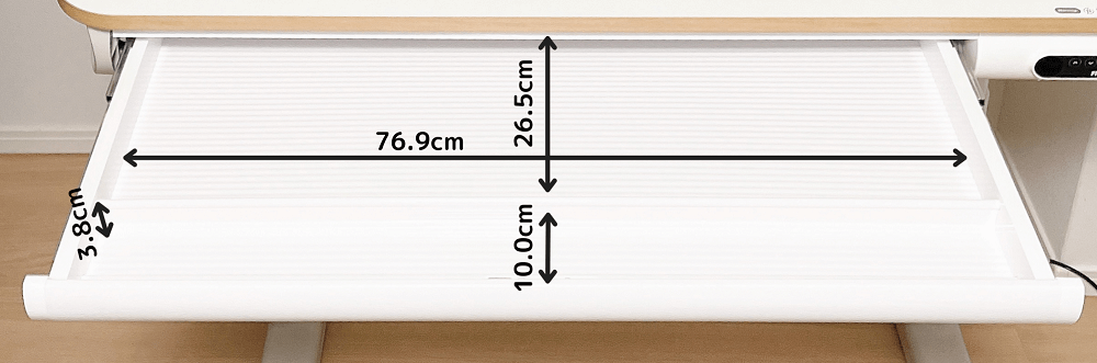 引出し収納内部の寸法は幅76.9cm、奥行が2つに分かれていて10cmと26.5cm。高さは3.8cm