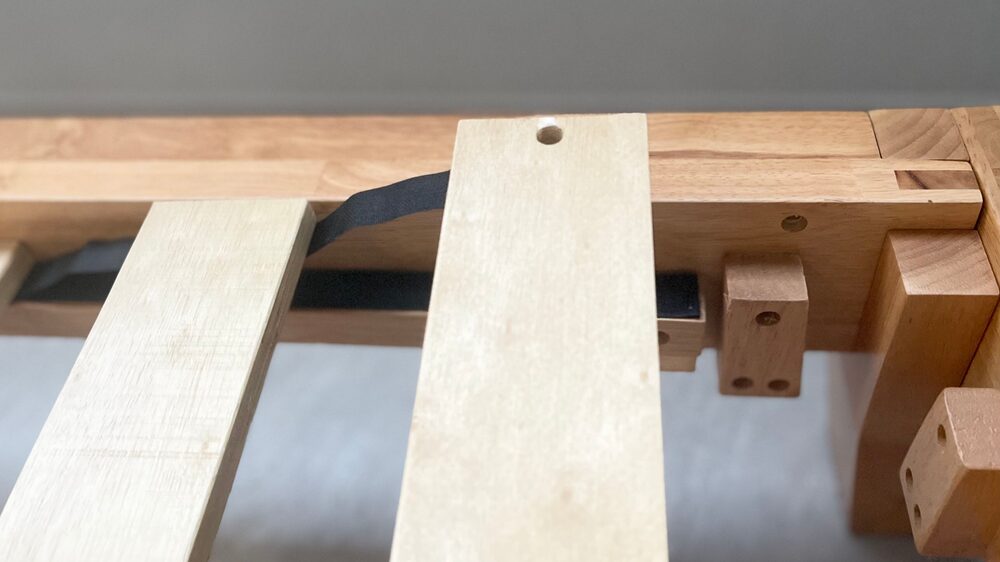 すのこを載せていっている状態。黒いマジックテープで固定