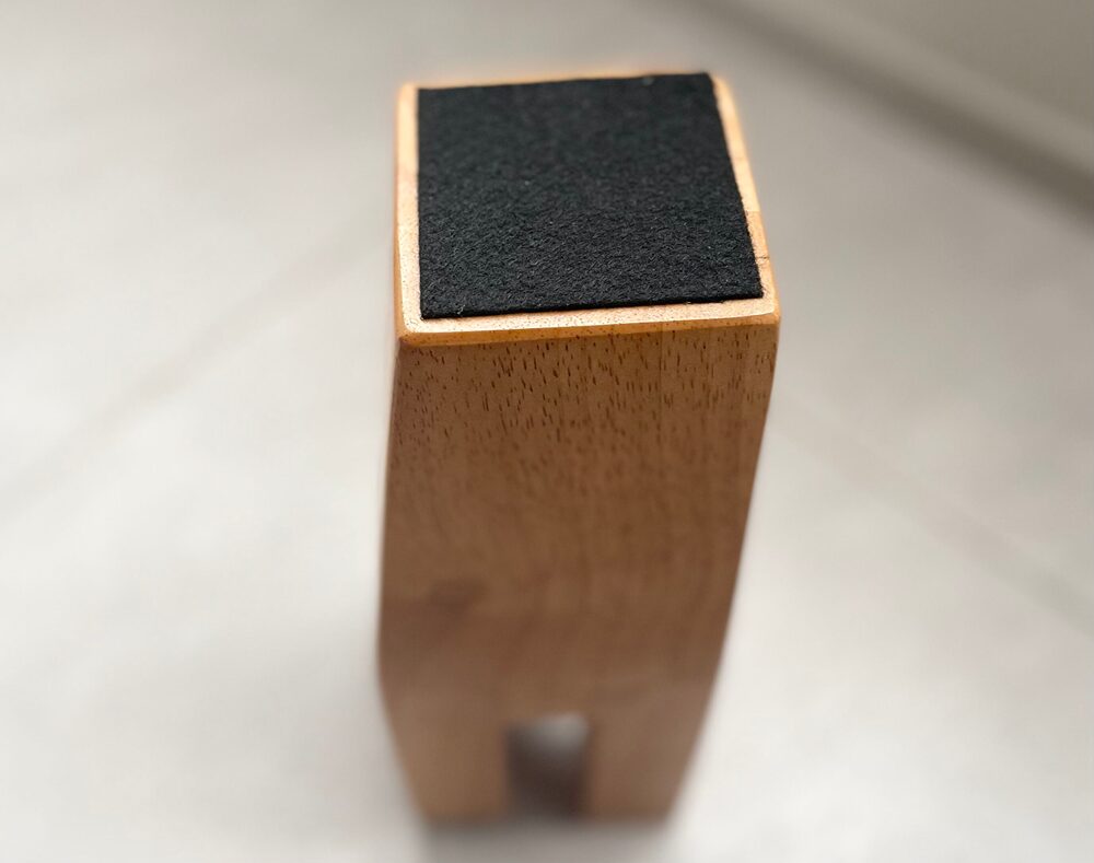 フレーム脚の裏の黒い緩衝フェルト