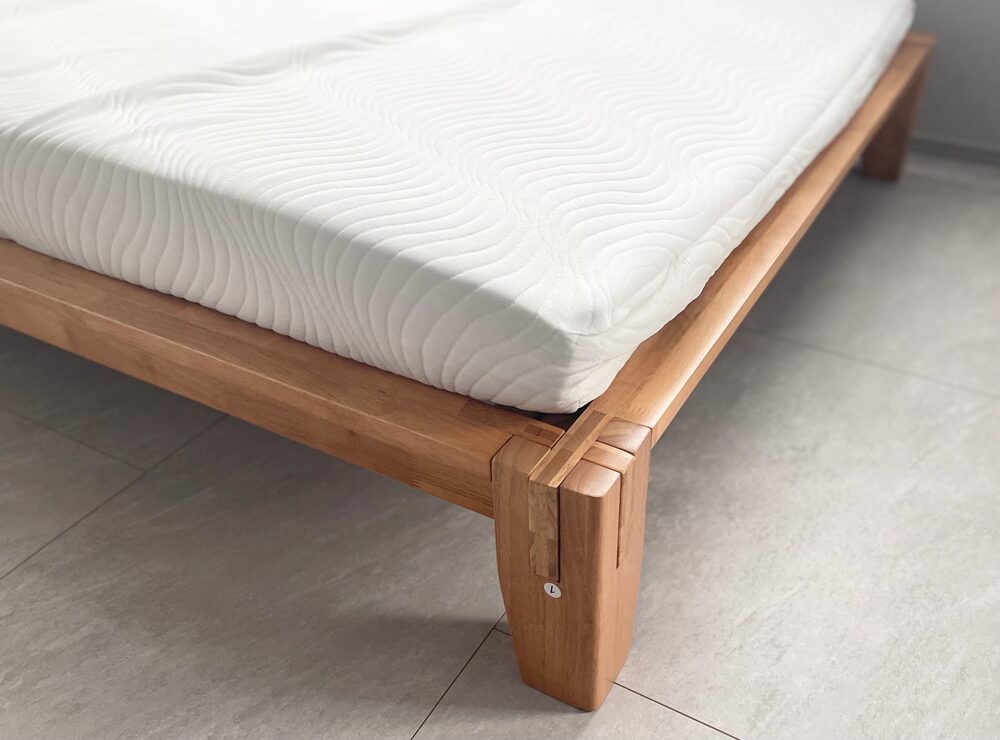 マットレスを載せたベッドのコーナー部分