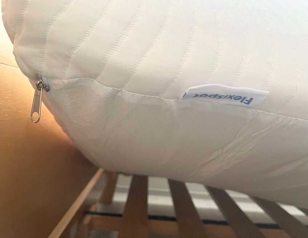 マットレスはジッパーのカバー付き